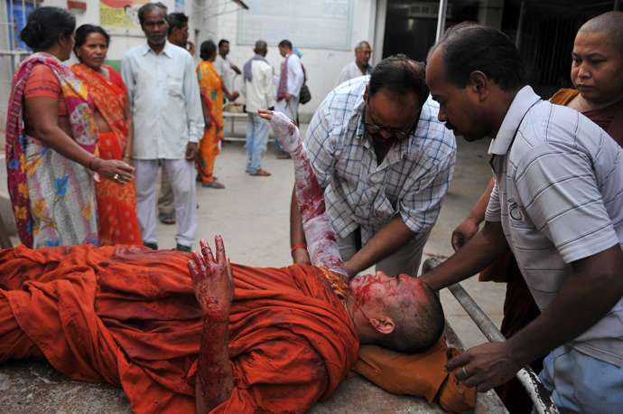 An injured Buddhist monk receives medical treatment following eight low-intensity serial blasts at the Bodh Gaya Buddhist temple complex, at a hospital in Gaya on July 7, 2013 (AFP Photo)