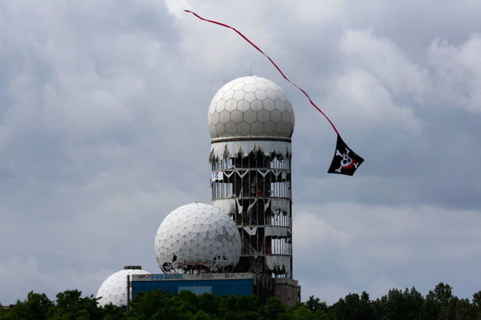 A kite flies near antennas of Former National Security Agency (NSA) listening station at the Teufelsberg hill (German for Devil's Mountain) in Berlin, June 30, 2013 (Reuters / Pawel Kopczynski)