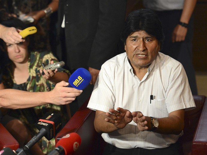 Bolivian President Evo Morales talks to journalists on July 3, 2013 at the airport of Schwechat, near Vienna. (AFP Photo/Helmut Fohringer)