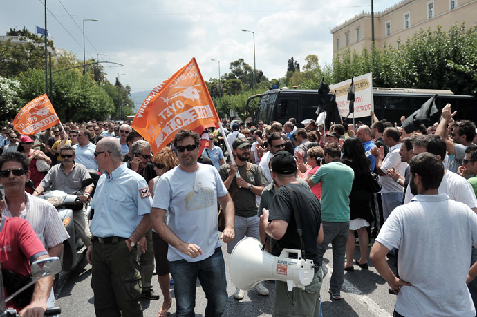 Municipal workers march in front of the Greek Parliament in Athens on July 5, 2013 after Greek officials have apparently proposed that 4.000 municipal police officers be transferred to the Greek Police force (AFP Photo/Louisa Gouliamaki)