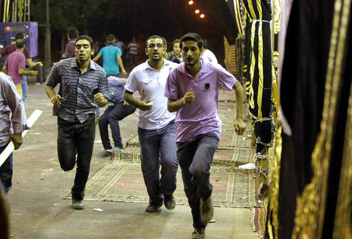 Members of the Muslim Brotherhood and supporters of ousted Egyptian President Mohamed Mursi run during a clash with anti-Mursi protesters in Alexandria July 7, 2013 (Reuters / Louafi Larbi)