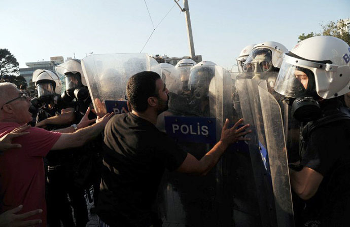 Protesters clash with police officers on Istiklal Avenue in Istanbul on July 8, 2013. (AFP Photo / Bulent Kilic)
