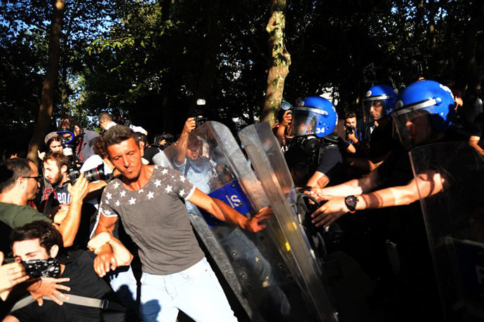 Turkish riot policemen push people out of Taksim Gezi Park on Istiklal Avenue in Istanbul on July 8, 2013. (AFP Photo / Bulent Kilic)