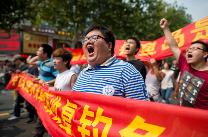 Chinese demonstrators shout slogans during a protest against Japan's "nationalizing" of Diaoyu Islands, also known as Senkaku in Japan, in Hangzhou, east China's Zhejiang province, on Septermber 18, 2012 (China out / AFP Photo) 