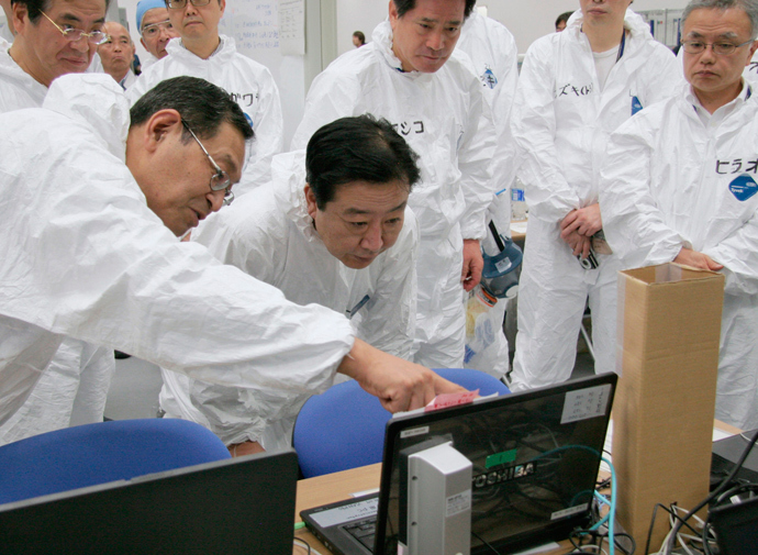 Japan's Prime Minister Yoshihiko Noda (C) listens to Masao Yoshida, director of the Fukushima Daiichi nuclear power plant, while visiting the crippled plant in Fukushima prefecture on September 8, 2011 (Reuters / Prime Minister's Office of Japan / Handout) 