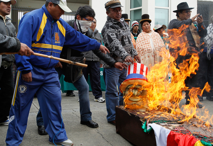 Supporters of Bolivia's President Evo Morales burn a head mask of U.S. President Barack Obama which is on top of a fake coffin bearing Obama's name (Reuters / David Mercado)