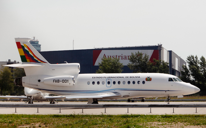 Bolivian presidential plane taxis to the runway before leaving the Vienna International Airport in Schwechat July 3, 2013 (Reuters / Heinz-Peter Bader)