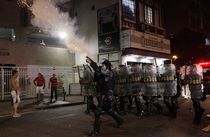 Riot police fire tear gas during clashes with demonstrators during the "National Day of Strikes, Stoppages and Protests" near Rio de Janeiro's governmental Guanabara Palace July 11, 2013 (Reuters / Ricardo Moraes)