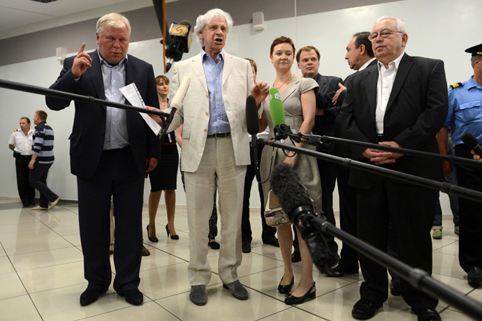 (L-R) Lawyers Genry Reznik and Anatoly Kucherena, the head of the Soprotivlenie human-rights movement, Olga Kostina, Russia's Human Rights Ombudsman, Vladimir Lukin, speak with journalists inside the terminal F of Moscow's Sheremetyevo airport, on July 12, 2013 (AFP Photo / Kirill Kudryavtsev) 