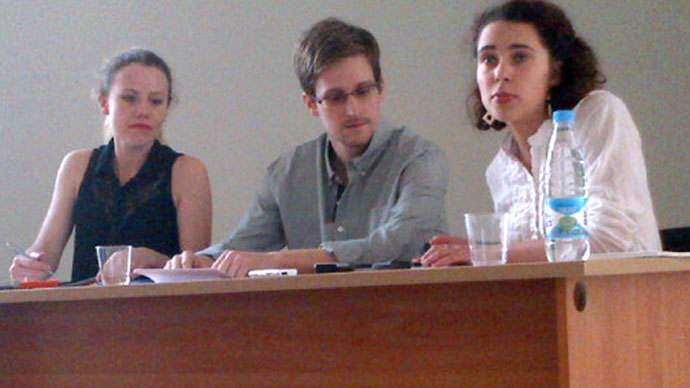 Picture released by Human Rights Watch shows US National Security Agency (NSA) fugitive leaker Edward Snowden (C) during a meeting with rights activists, with among them Sarah Harrison of WikiLeaks (L), at Moscow's Sheremetyevo airport, on July 12, 2013.(AFP Photo / Human Rights Watch)