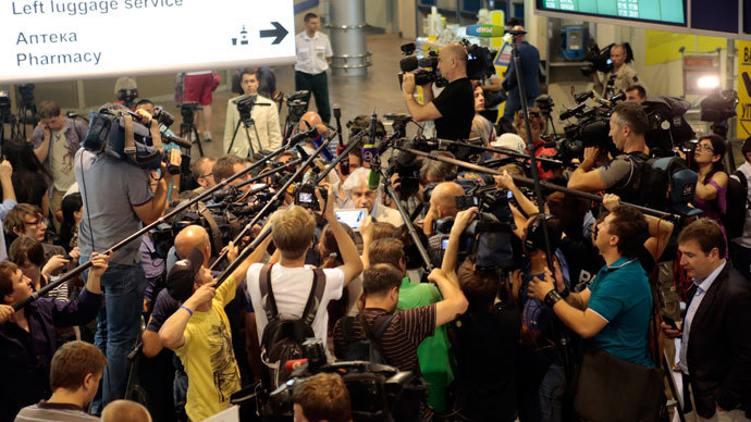 Russian lawyer Genri Reznik (C) speaks to journalists after arriving at Sheremetyevo airport in Moscow July 12, 2013.(Reuters / Tatyana Makeyeva)