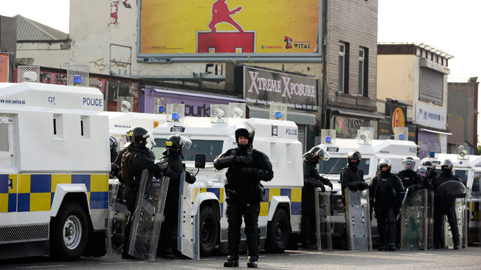 Riot police wait for the arrival of an Orange Order parade in the nationalist ardoyne area of the Crumlin Road in Belfast July 12, 2013.(Reuters / Cathal McNaughton)