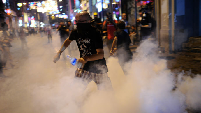 Protestors clash with Turkish riot policemen on July 13, 2013 on Istiklal Avenue in the center of Istanbul.(AFP Photo / Bulent Kilic)