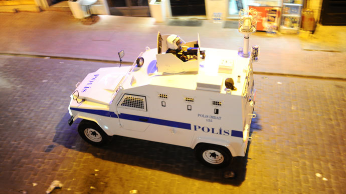 A Turkish police vehicle patrols on July 14, 2013 on Istiklal Avenue in the center of Istanbul.(AFP Photo / Bulent Kilic)