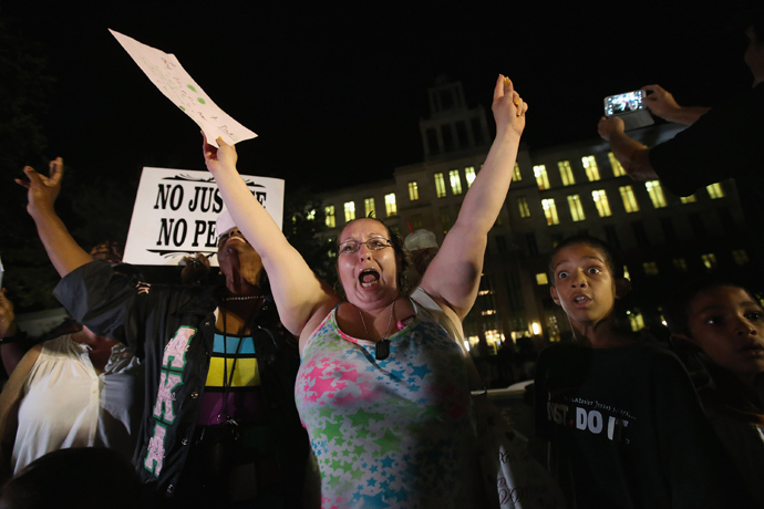 Melinda O'Neal (C) in front of the Seminole County Criminal Justice Center on July 13, 2013 in Sanford, Florida (AFP Photo / Scott Olson)