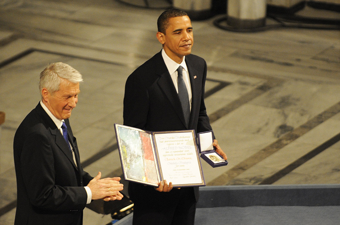 Chairman of the Norwegian Nobel Committee Thorbjoern Jagland (L) applauses as laureate, US President Barack Obama hands the diploma and medal to Nobel Peace Prize, during the Nobel Peace prize award ceremony at the City Hall in Oslo on December 10, 2009 (AFP Photo)