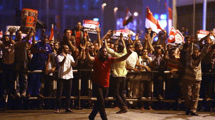 Egyptian supporters of the Muslim Brotherhood and Egypt's ousted President Mohamed Morsi block on July 16, 2013 the Six October bridge in the center of Cairo. (AFP photo / Marwan Naamani)