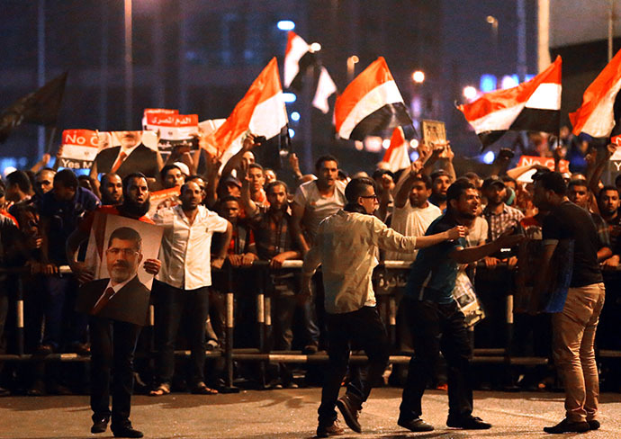 Egyptian supporters of the Muslim Brotherhood and of Egypt's ousted President Mohamed Morsi block on July 16, 2013 the Six October Bridge in the center of Cairo. (AFP Photo / Marwan Naamani)