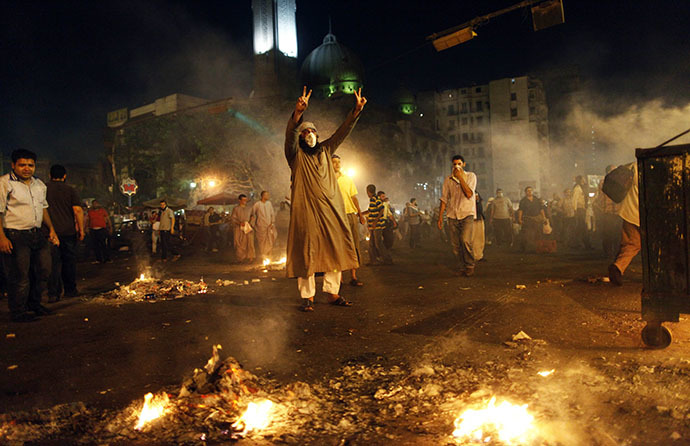 A supporter of the Muslim Brotherhood and of Egypt's ousted President Mohamed Morsi demonstrates on July 16, 2013 under the Six October Bridge in the center of Cairo. (AFP Photo / Mahmoud Khaled)