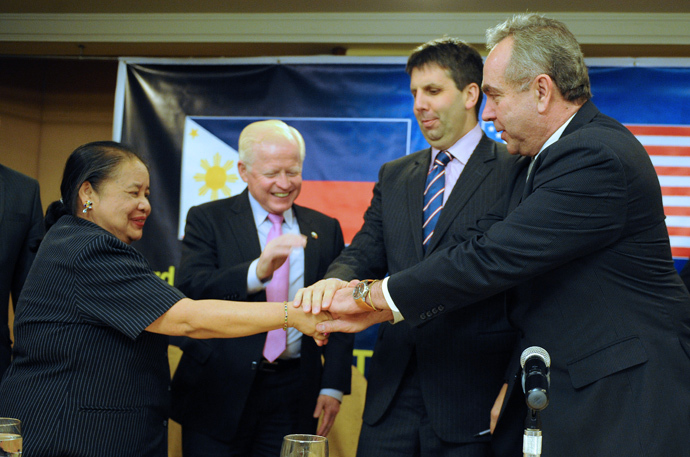 (L-R) Philippine Foreign Affairs Undersecretary Erlinda Basilio, Philippine Ambassador to the US Jose Cuisia, US Assistant Secretary of Defense Mark Lippert and US Assistant Secretary of State for East Asian and Pacific Affairs Kurt Campbell (AFP Photo / Jay Directo)