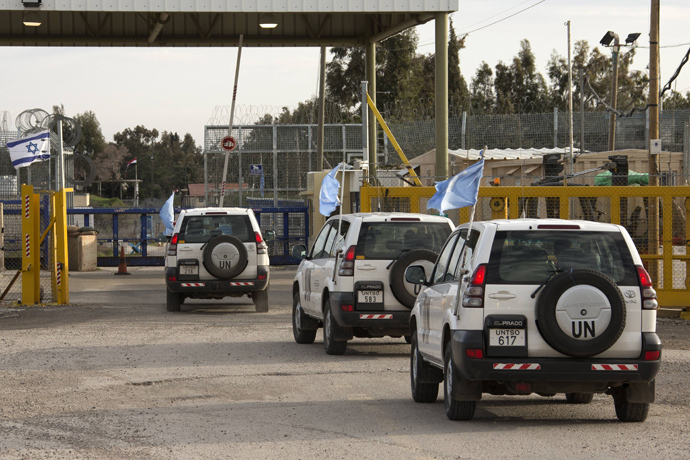 UN peacekeeper vehicles cross the Quneitra checkpoint between Israel and Syria (AFP Photo / Jack Guez) 