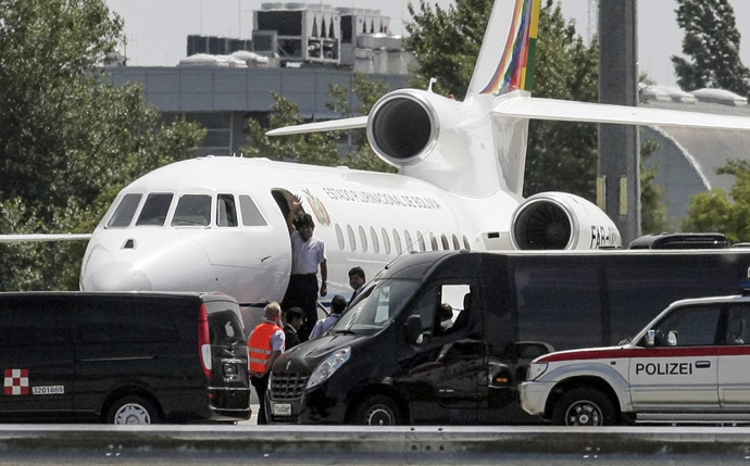 Bolivian President Evo Morales waves as he boards his plane prior leaving the Vienna International Airport on July 3, 2013. (AFP Photo/Patrick Domingo)