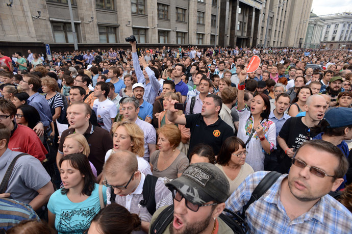 People crowd in front of the State Duma in central Moscow on July 18, 2013, protesting as opposition leader Alexei Navalny was sentenced to five years in a penal colony after finding him guilty of embezzlement in a timber deal. (AFP Photo/Alexei Kudriashov)