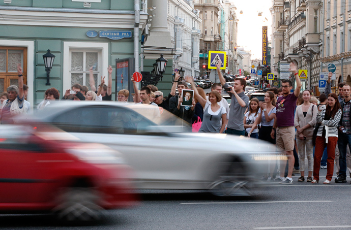 People line up along a traffic way as they protest against the verdict of a court in Kirov, which sentenced Aleksey Navalny to five years in jail, in central Moscow, July 18, 2013 (Reuters / Grigory Dukor)