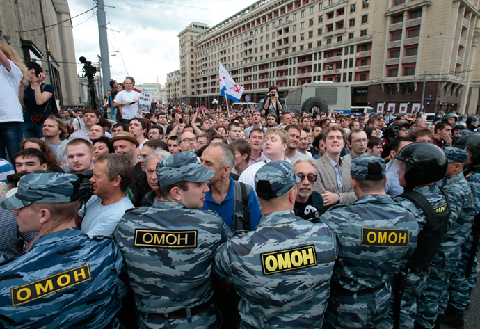 Riot police block people who gathered to protest against the verdict of a court in Kirov, in central Moscow, July 18, 2013 (Reuters / Tatyana Makeyeva)