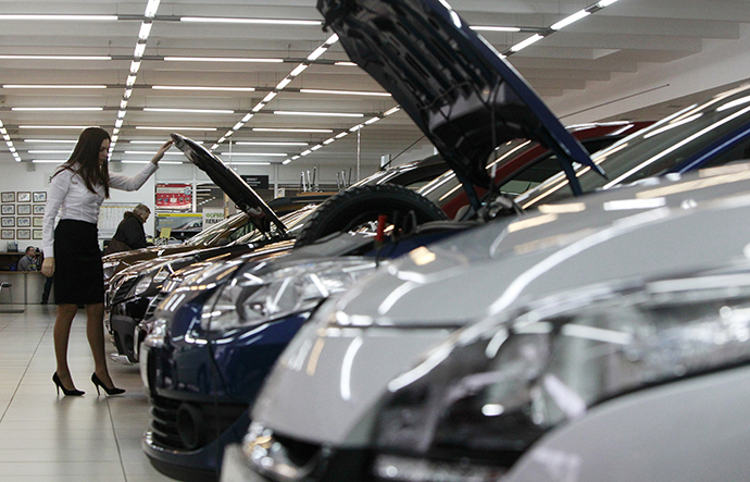 An employee works at a Renault cars sales and show room in Moscow (Reuters / Maxim Shemetov)