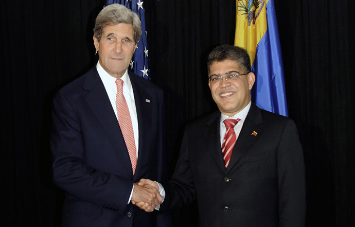 US Secretary of State John Kerry (L) shakes hands with Venezuelan Foreign Minister Elias Jaua before a private meeting in Antigua Guatemala, 50 km southwest of Guatemala City on June 5, 2013. (AFP Photo / Johan Ordonez)