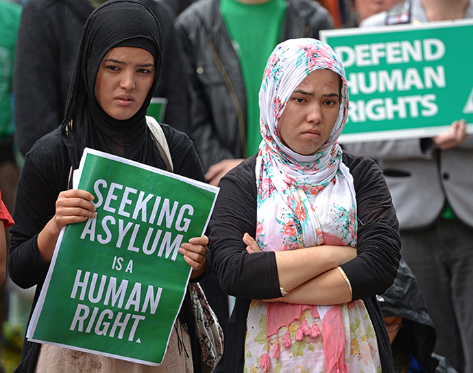 Demonstrators listen to speeches prior to a march through central Sydney on July 20, 2013 following the launch on July 19 of a hardline Australian government immigration crackdown. (AFP Photo / Greg Wood)