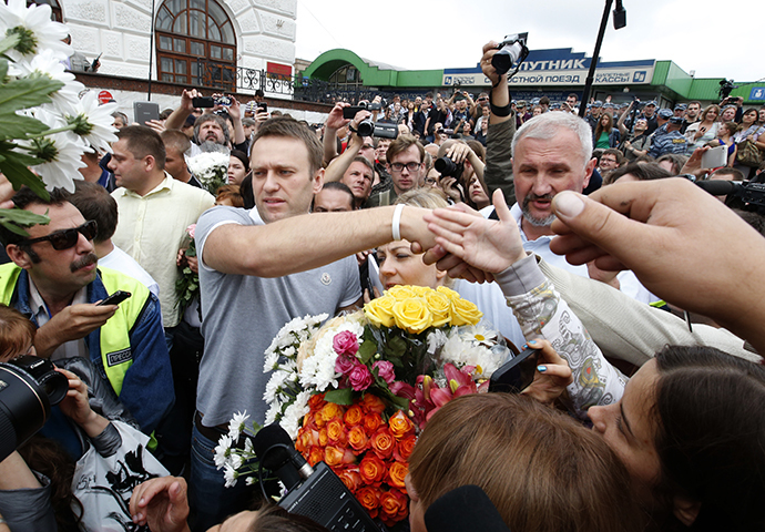 Russian protest leader Alexei Navalny greets his supporters after arriving from Kirov at a railway station in Moscow, July 20, 2013. (Reuters / Grigory Dukor)