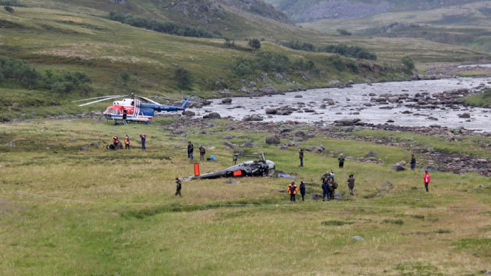 The scene of the Eurocopter-120 helicopter crash near the Rynda River in Lovozero District of Murmansk Region. (RIA Novosti / Press-service of Russian Emergen)