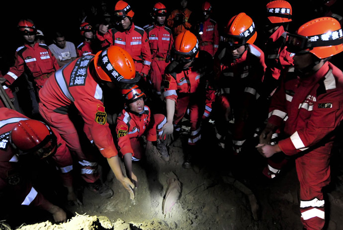 Rescuers search for a buried villager amongst the earthquake ruins in Meichuan township in Dingxi, in northwest China's Gansu province, early on July 23, 2013. (AFP Photo)