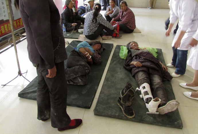 njured people receive treatment at a hospital after a 6.6 magnitude earthquake hit Minxian county, Dingxi, Gansu province, July 22, 2013. (Reuters)