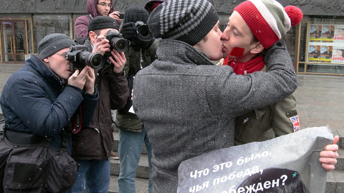 Participants in gay activists' rally protesting against the law prohibiting gay agenda at the Oktyabrsky concert hall in St Petersburg.(RIA Novosti / Alexei Danichev)