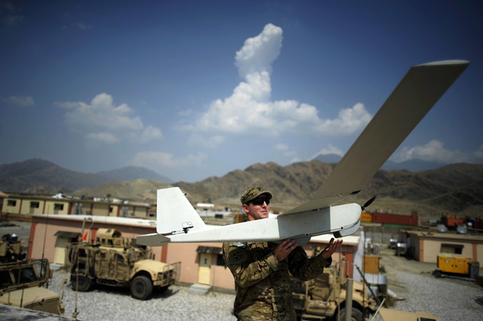 Liutenant David Mc Curdy of the Baker Comapny 2-12 infantry of the US Army prepares to launch a Puma Dorin airplane at the Forward Operating Base Joyce in the Kunar province (AFP Photo/Jose Cabezas)