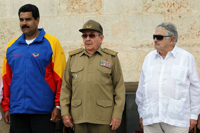 Cuban President Raul Castro (C), and his counterparts from Venezuela Nicolas Maduro (L) and Uruguay Jose Mujica, attend a ceremony at Jose Marti grave in Santa Efigenia cemetery in Santiago de Cuba, on July 26, 2013.(AFP Photo / Alejandro Ernesto)