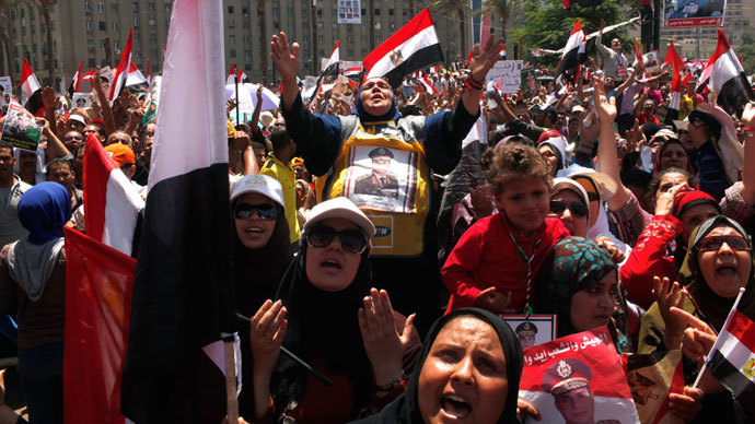 Anti-Mursi protesters carrying posters of army chief Abdel-Fattah El-Sisi chant slogans as they start to gather for a mass protest to support the army in Tahrir square, Cairo, July 26, 2013.(Reuters / Asmaa Waguih)