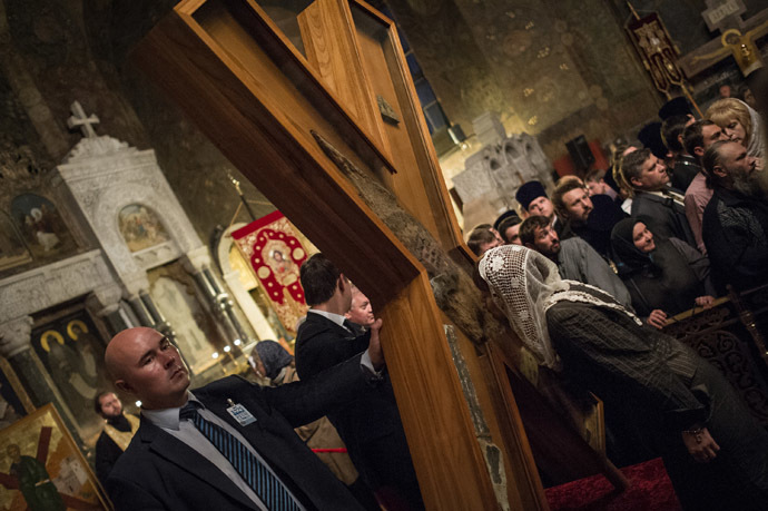 The faithful kiss the cross of St. Andrew the First-Called, exhibited in the Kiev-Pechersk Lavra, to celebrate the 1025th anniversary of Christianity in the Kievan Rus. (RIA Novosti/Alexei Furman)