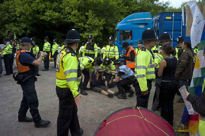 Demonstrators attempt to prevent lorries containing drilling equipment from entering a drilling site outside the village of Balcombe in southern England July 27, 2013. (Reuters/Kieran Doherty)