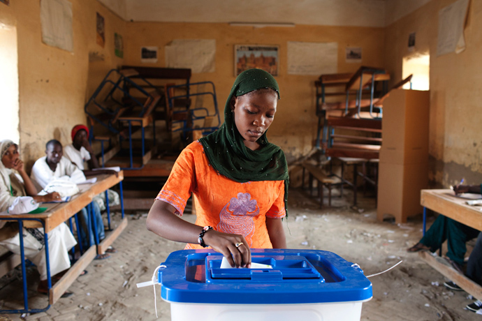 A woman casts her vote during Mali's presidential election in Timbuktu, Mali, July 28, 2013 (Reuters / Joe Penney)