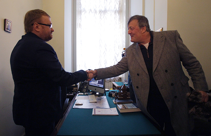 From left: St Petersburg legislator Vitaly Milonov and actor and writer Stephen Fry meet at Mayakovsky Library, St Petersburg. (RIA Novosti / Igor Russak)