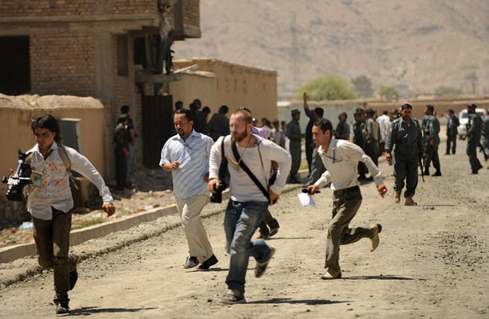 Journalists run at the site of a gunfight between gunmen and Afghan police in Kabul (AFP Photo / Massoud Hossaini)