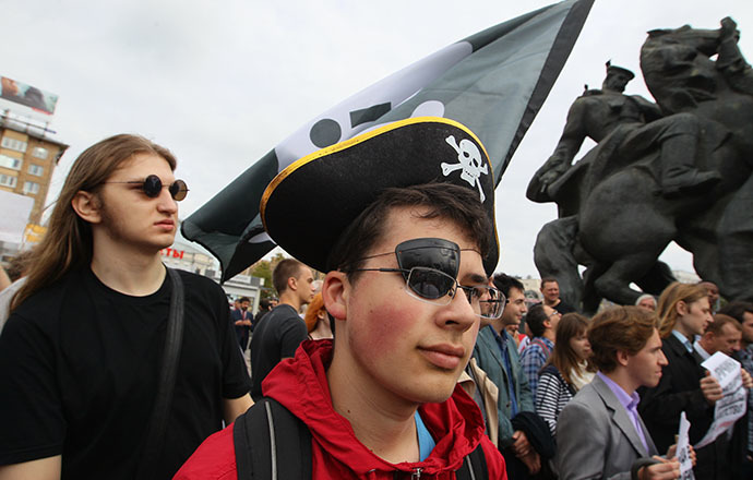 Participants in a rally against the anti-piracy law at the Monument to the Heroes of the Revolution of 1905-1907 in Krasnopresnenskaya Zastava Square, Moscow on July 28, 2013. (RIA Novosti / Ruslan Krivobok)