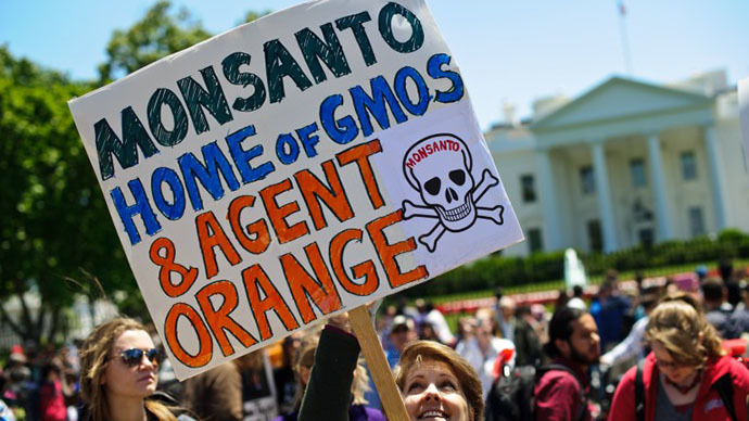 People hold signs during a demonstration against agribusiness giant Monsanto and genetically modified organisms (GMO) in front of the White House in Washington on May 25, 2013. (AFP Photo / Nicholas Kamm)