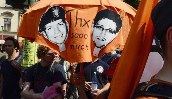 Demonstrators hold up pictures of former US agent of the National Security Agency, Edward Snowden and U.S. Army Private First Class Bradley Manning as they take part in a protest (AFP Photo / John Macdougall)