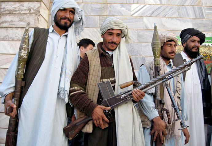 Taliban militant fighters stand with their weapons (AFP Photo / Reza Shirmohammadi)