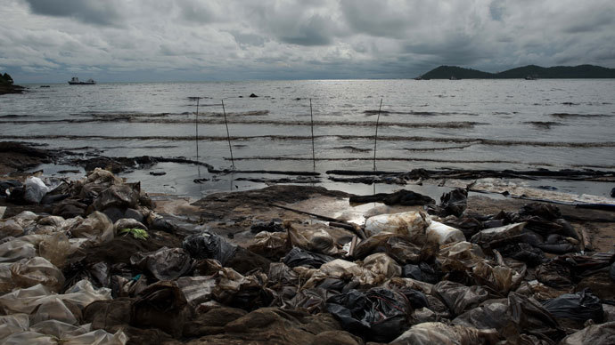 A major oil slick is seen on Ao Phrao beach on the island of Ko Samet on July 30, 2013.(AFP Photo / Nicolas Asfouri)